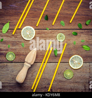 Presse-citron en bois et pour l'été et de jus de citron frais. cocktail coupes et feuilles de menthe poivrée mis en place sur fond de bois minable télévision lay. Banque D'Images