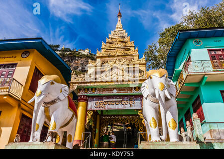 L'entrée de Taung Malat monastère au pied de la colline, au Myanmar Banque D'Images