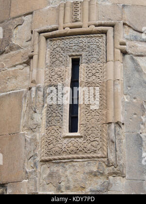 Close up de fenêtre avec l'élaboration de la sculpture sur pierre de l'embellissement d'ornement, façade de la Vierge Marie dans l'église de Metekhi Tbilissi Géorgie Banque D'Images