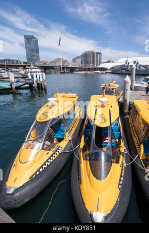 Taxis jaunes à Darling Harbour, Sydney, Australie Banque D'Images