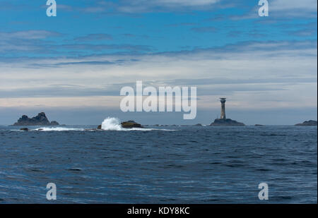 Phare, drakkars menottes rocks, Cornwall Banque D'Images