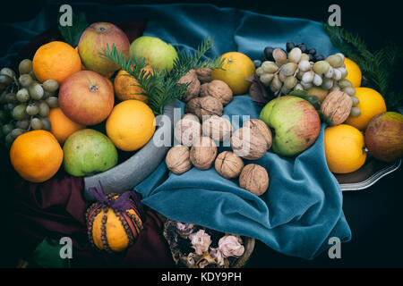 Fruits d'automne et de l'écrou s'affichent avec les pommes des oranges et des noix. Filtre appliqué vintage s'est évanoui Banque D'Images