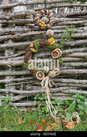 Festival d'automne récolte rustique couronne sur une vieille clôture à Hazel Weald et Downland Open Air Museum, automne show, Singleton, Sussex, Angleterre Banque D'Images