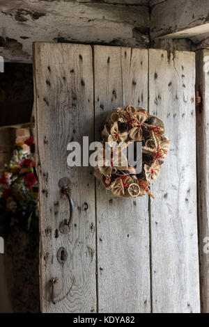 Festival d'automne récolte rustique couronne sur une vieille porte en chêne à Weald et Downland Open Air Museum, l'automne campagne show, Singleton, Sussex, Angleterre Banque D'Images