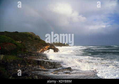 Sur la photo : un arc-en-ciel apparaît dans le ciel comme des vagues s'écraser sur phare de Bonaventure dans la baie de Mumbles Bracelet, Swansea, Royaume-Uni. Lundi 16 octobre 2017 Re : Vestiges d'H Banque D'Images