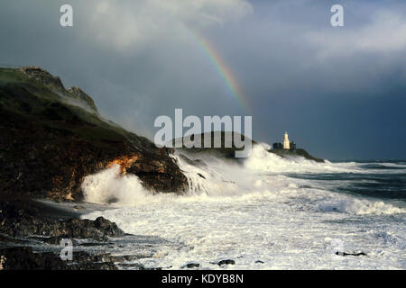 Sur la photo : un arc-en-ciel apparaît dans le ciel comme des vagues s'écraser sur phare de Bonaventure dans la baie de Mumbles Bracelet, Swansea, Royaume-Uni. Lundi 16 octobre 2017 Re : Vestiges d'H Banque D'Images