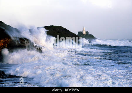 Sur la photo : Les vagues déferlent contre phare de Bonaventure dans la baie de bracelet de Mumbles, Swansea, Royaume-Uni. Lundi 16 octobre 2017 Re : Vestiges de l'ouragan Ophelia devraient Banque D'Images