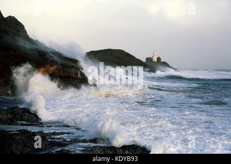 Sur la photo : Les vagues déferlent contre phare de Bonaventure dans la baie de bracelet de Mumbles, Swansea, Royaume-Uni. Lundi 16 octobre 2017 Re : Vestiges de l'ouragan Ophelia devraient Banque D'Images