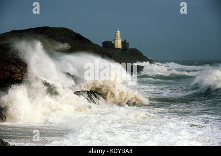 Sur la photo : Les vagues déferlent contre phare de Bonaventure dans la baie de bracelet de Mumbles, Swansea, Royaume-Uni. Lundi 16 octobre 2017 Re : Vestiges de l'ouragan Ophelia devraient Banque D'Images