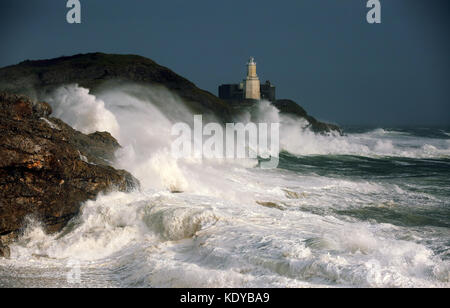 Sur la photo : Les vagues déferlent contre phare de Bonaventure dans la baie de bracelet de Mumbles, Swansea, Royaume-Uni. Lundi 16 octobre 2017 Re : Vestiges de l'ouragan Ophelia devraient Banque D'Images