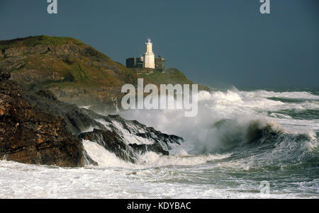 Sur la photo : Les vagues déferlent contre phare de Bonaventure dans la baie de bracelet de Mumbles, Swansea, Royaume-Uni. Lundi 16 octobre 2017 Re : Vestiges de l'ouragan Ophelia devraient Banque D'Images