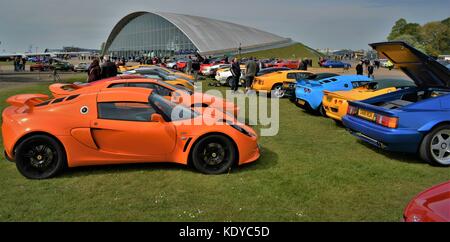 Rangées de sports (Lotus) voitures alignées en regardant vers l'American hanger à car show Duxford IWM en Angleterre. Banque D'Images