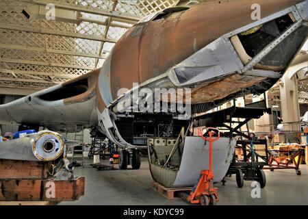 Handley Page Victor en cours de réparation et de conservation à l'IWM Duxford Banque D'Images