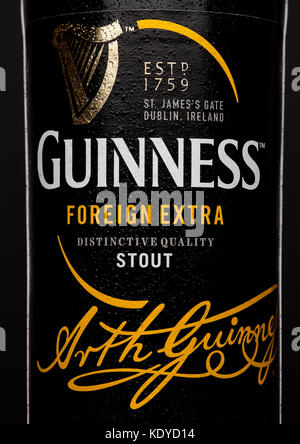 London,UK - mars 21, 2017 : l'étiquette du flacon de Guinness foreign extra bière sur fond noir.la bière Guinness a été produit depuis 1759 à Dublin, Irlande Banque D'Images