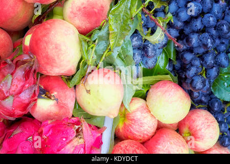 Les fruits doux et frais mûrs sur le marché local, selective focus. Banque D'Images