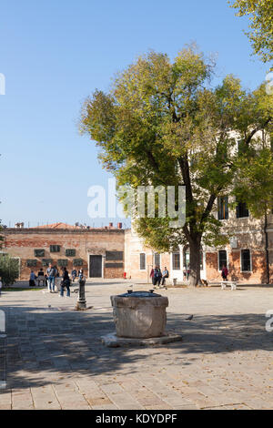 Campo De Gheto Novo, Cannaregio, Venise, Italie dans le ghetto juif en vue après l'ancienne bien sur le mur du souvenir de l'Holocauste vict Banque D'Images