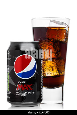 LONDRES, Royaume-Uni - 9 JUIN 2017 : boîte en aluminium et verre avec glaçons de boisson gazeuse Pepsi Cola MAX sur fond blanc. Cuisine américaine multinationale et bev Banque D'Images