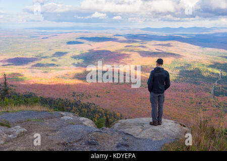 Jeune homme debout à panoramic lookout sur saint joseph mount au Québec / canada, bénéficiant d couleurs d'automne Banque D'Images