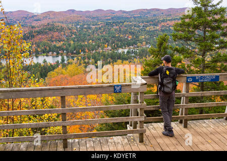 Jeune homme debout à belvédère dans le parc régional de Val David, laurentides, Canada, au cours de couleurs d'automne Banque D'Images