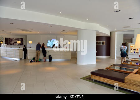 À l'intérieur de hall de l'hôtel avec des invités à la réception de l'établissement Holiday Inn, Reading, Berkshire, Royaume-Uni Banque D'Images