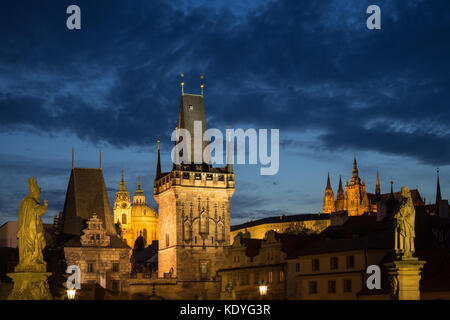 Avis de statues, les tours du pont de la vieille ville, st. Eglise Saint-Nicolas et Prague (Hradcany) Château de la Mala Strana à Prague au crépuscule. Banque D'Images
