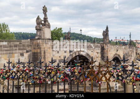 Des centaines d'amour se bloque sur une clôture à Prague, République tchèque. Le pont Charles (Karluv Most) est dans l'arrière-plan. Banque D'Images