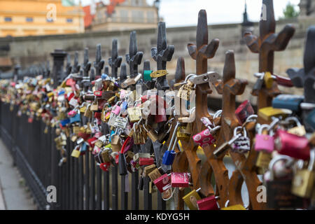 Close-up de centaines d'amour se bloque sur une clôture à Prague, République tchèque. Banque D'Images