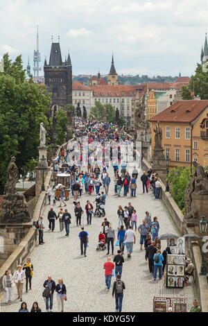 Un grand nombre de touristes au pont Charles (Karluv Most) et de la vieille ville vue légèrement de au-dessus de Prague, en République tchèque. Banque D'Images