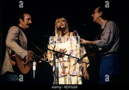 Le groupe folklorique américain Peter, Paul et Mary se spectacle en 1985. © RTAtashian / MediaPunch