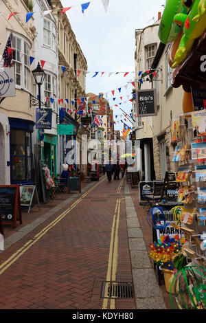 Bunting colorés et vitrines d'attirer des visiteurs à St Alban Street, Weymouth, Dorset, UK Banque D'Images