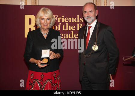 La duchesse de Cornwall avec le président de la RA Christopher le Brun à la Royal Academy of Arts pour lancer le RA250 Friends Membership Scheme, à Burlington House, Piccadilly, Londres. Banque D'Images