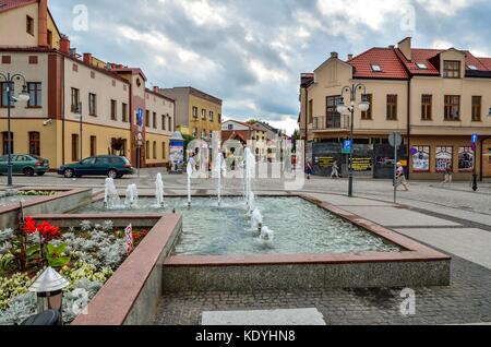 TRZEBINIA, POLOGNE - 19 AOÛT 2017 : bâtiments colorés et une belle fontaine sur le marché de Trzebinia, Pologne. Banque D'Images