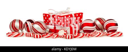 Frontière de Noël rouge et blanc avec des cadeaux, des bonbons et babioles contre fond blanc Banque D'Images