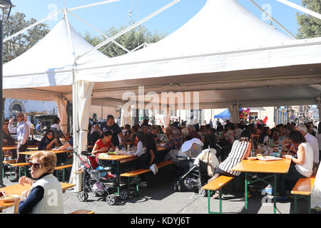 MANZIANA, lazio, Italie - 14 octobre 2017 : Les gens de célébrer en plein air l'un des plus populaires et attend les événements locaux, le festival de l'échelle locale Banque D'Images