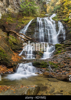 Moss Glen Falls à l'automne vu de la piscine ci-dessous à Stowe, Vermont Banque D'Images