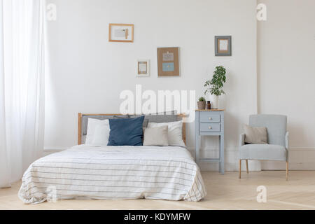 De l'intérieur chambre à coucher confortable blanc et gris Banque D'Images