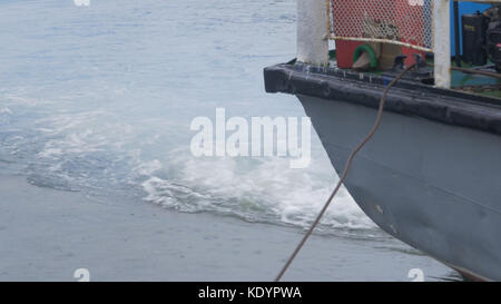 Vue du centre de l'arrière du bateau. moteur de bateau. le navire flotte dans la mer Banque D'Images