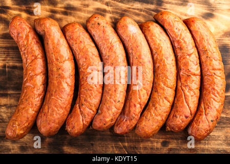 Fumé délicieusement isterband suédois fait main saucisses avec boyau naturel. ici sur une planche à découper en bois brûlé. Banque D'Images