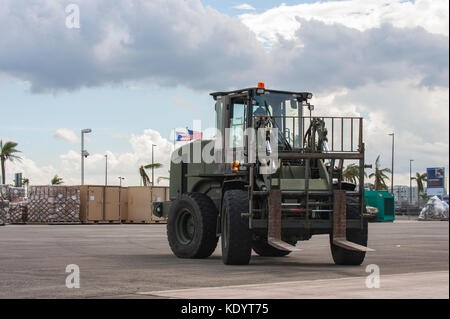 Aviateurs du Kentucky Air National Guard décharger l'équipement et des fournitures à l'appui des efforts de secours de l'Ouragan Maria Banque D'Images