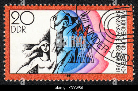 Un timbre-poste imprimé en ddr montre les enfants et les jeunes festival du sport, circa 1981 Banque D'Images