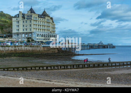 Vue du grand hôtel et de la jetée par le Great Orme à Llandudno, au nord du Pays de Galles Banque D'Images