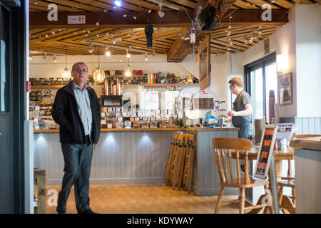 Les clients arrivant à la cafe primé comme un café de montagne fait du café barista derrière le comptoir, Aviemore, Scotland, UK Banque D'Images