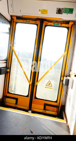 Portes passagers sur l'ancien train de passagers diesel Sprinter passant par la campagne lors d'une journée ensoleillée d'automne Banque D'Images