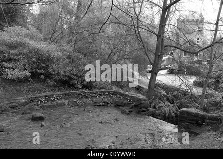 Sheffield, UK - Jan 2015 : Cascade de Tinker Brook avant Glen Howe Tower le 18 Jan 2015 à Glen Howe Park, Côté Wharncliffe Banque D'Images