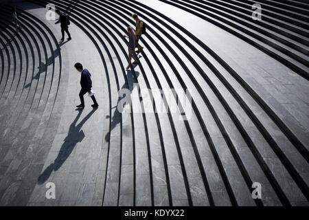 Les jeunes gens d'affaires avant de commencer à travailler dans leur bureau Banque D'Images