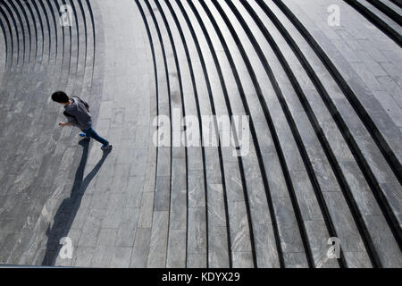 Les jeunes gens d'affaires avant de commencer à travailler dans leur bureau Banque D'Images