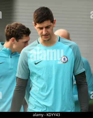 Le gardien de but Thibaut courtois de Chelsea pendant une séance d'entraînement au terrain d'entraînement du FC Chelsea, Stoke d'Abernon. Banque D'Images