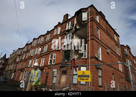 La scène de Crosshill, le côté sud de Glasgow, après le devant d'un bloc d'appartements, qui sont à démolir, a été ramenée par de grands vents alors que Storm Ophelia balaie l'Ecosse. Banque D'Images