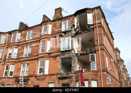 La scène de Crosshill, dans le côté sud de Glasgow, après le devant d'un bloc d'appartements, qui sont à démolir, a été ramenée dans les vents forts tandis que Storm Ophelia balaie l'Ecosse. Banque D'Images