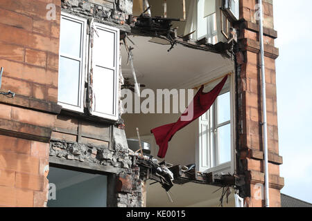 La scène de Crosshill, dans le côté sud de Glasgow, après le devant d'un bloc d'appartements, qui sont à démolir, a été ramenée dans les vents forts tandis que Storm Ophelia balaie l'Ecosse. Banque D'Images